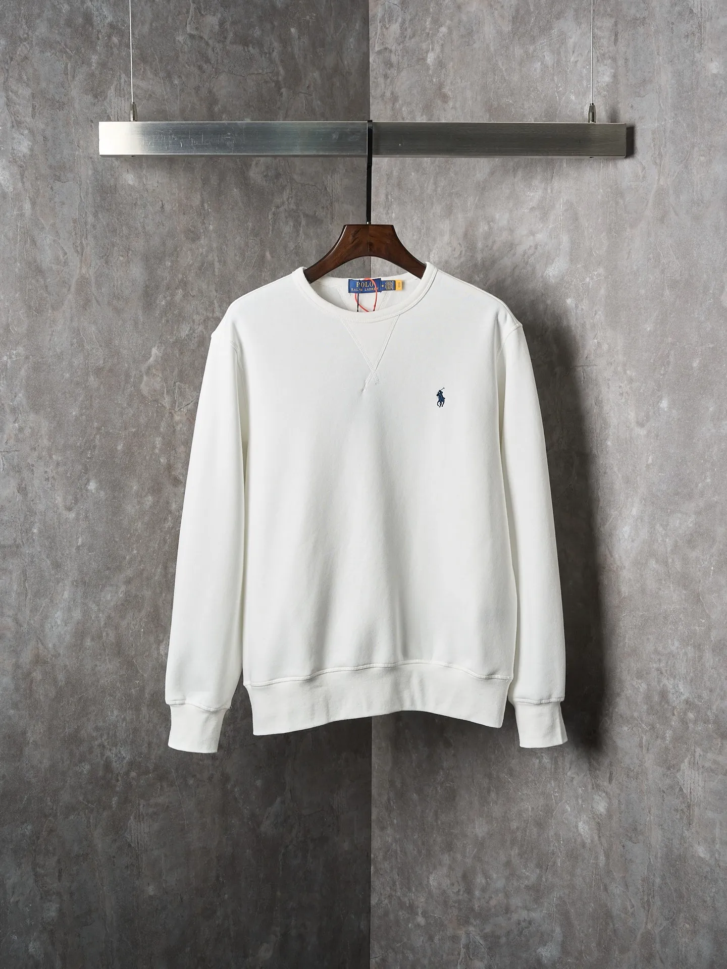 P290 Actual auction】Ralph Lauren/Ralph Lauren solid color pony logo embroidered round neck sweatshirt (white) [Ready stock] S M L XL custom cloud-like honey cotton fleece sweatshirt material with delicate feel and comfortable skin fit. Dressed in pure white, it exudes an innate elegance. The exquisite indigo pony logo is embellished. It is highly recognizable. It has an atmosphere of freedom and vitality. A symphony of pure and smart colors. Use extreme simplicity to outline high-end silhouettes, become the smart focus of vision, and show taste in silence. Use imported machine embroidery technology. Use advanced computer control systems and precision mechanical components to achieve the iconic pony embroidery operation. High precision. The lines are smooth and delicate. Adopt Hasuo technology and use specific machines to sew. Hasuo has high fastness and adds visual effects. It is time-consuming and labor-intensive. The fabrics have been washed and have a better texture. They are not easy to deform and are not easy to shrink. Not easy to fade, maintain long-term beauty, and fit well.